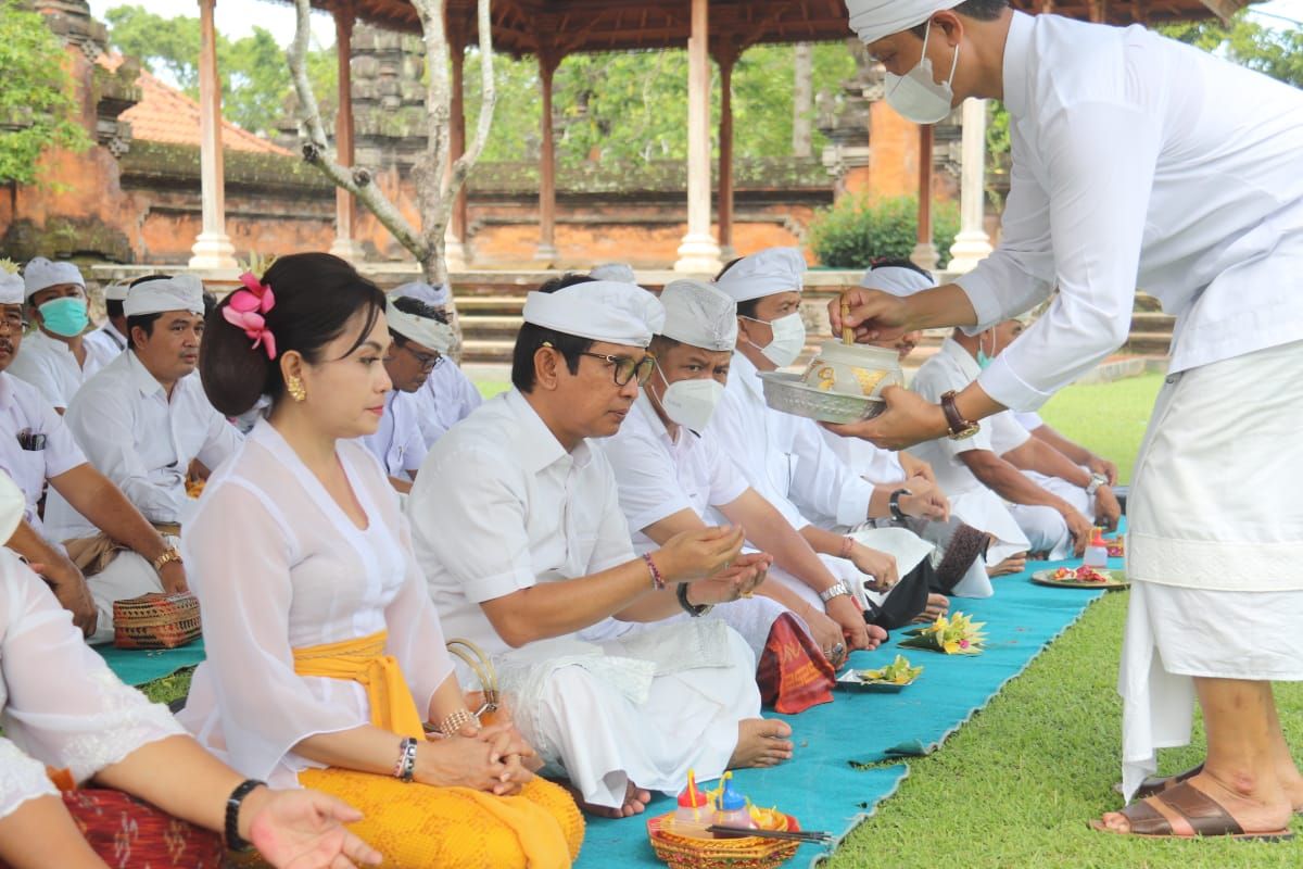 podiumnews.com-Hari Saraswati, Adi Arnawa: Baktikan Ilmu untuk Kemasyarakatan